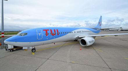 Eine Boeing 737-800 von Tuifly auf dem Vorfeld des Hannover Airport in Hannover-Langenhagen.