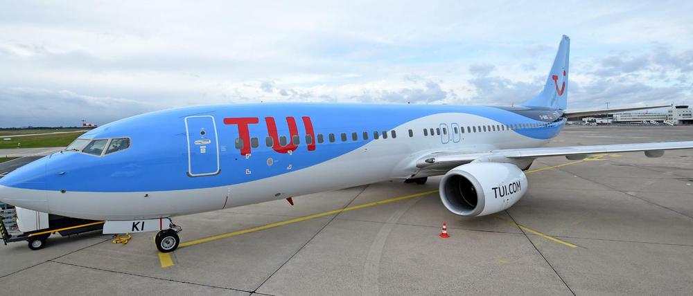 Eine Boeing 737-800 von Tuifly auf dem Vorfeld des Hannover Airport in Hannover-Langenhagen.
