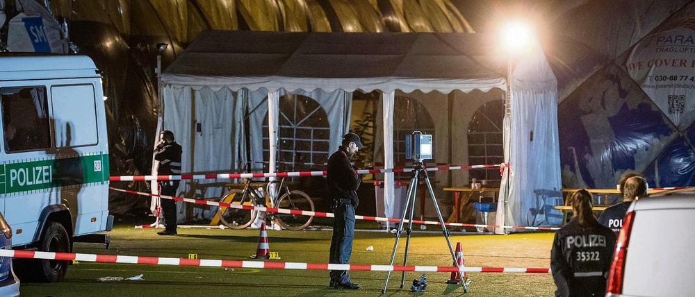 Doppeltes Drama. Zunächst fahren wegen des Verdachts auf Kindesmissbrauch zu einer Unterkunft in Berlin-Moabit. Doch die Nacht endete tödlich.