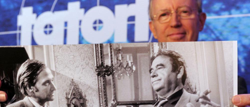 "Tatort"-Erfinder Gunther Witte mit einem Bild der ersten Folge "Taxi nach Leipzig" mit Walter Richter als Kommissar Trimmel (rechts).