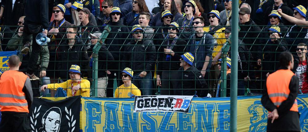 1000 Fans reisten nach Berlin, sangen ihre Lieder. Einige randalierten.