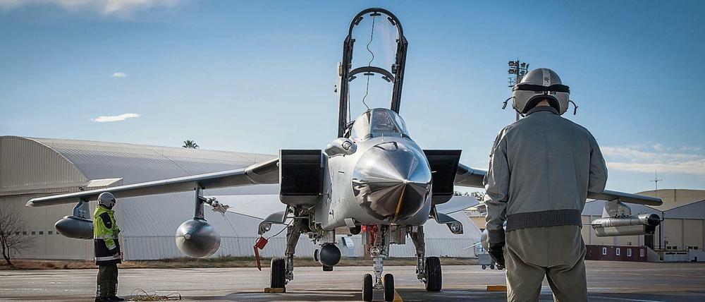 Ein Pilot und ein Techniker arbeiten in Incirlik (Türkei) an einem Recce-Tornado der Luftwaffe der Bundeswehr.