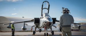 Ein Pilot und ein Techniker arbeiten in Incirlik (Türkei) an einem Recce-Tornado der Luftwaffe der Bundeswehr.