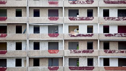 Ein leer stehender Plattenbau in Eisenhüttenstadt der abgerissen wird.