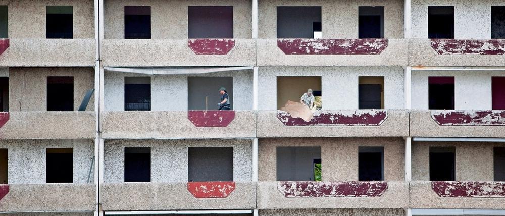 Ein leer stehender Plattenbau in Eisenhüttenstadt der abgerissen wird.