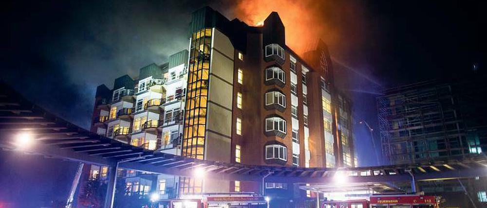Lodernde Flammen. Die Bochumer Feuerwehr musste in der Nacht 180 Patienten aus dem brennenden Krankenhaus retten.