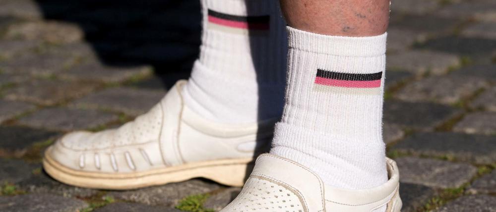Nicht schön. Ein Anhänger der islamfeindlichen Pegida-Bewegung trägt weiße Socken mit der Flagge Deutschlands.