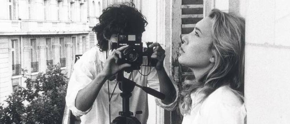 Der Sohn als Fotograf. Louis Garrel und Laura Smet in „la frontière de l'aube“. Entstanden ist der Film 2008, selbstverständlich in Schwarz-Weiß.