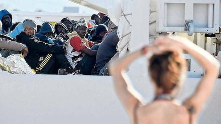 Begegnung im Vorübergleiten. Szene aus dem Hafen von Augusta auf Sizilien. Kirchhoffs Helden nehmen ein Flüchtlingskind auf. 