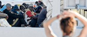 Begegnung im Vorübergleiten. Szene aus dem Hafen von Augusta auf Sizilien. Kirchhoffs Helden nehmen ein Flüchtlingskind auf. 