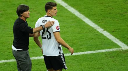 Den kennt er. Joachim Löw mit seinem Stürmer Gomez.