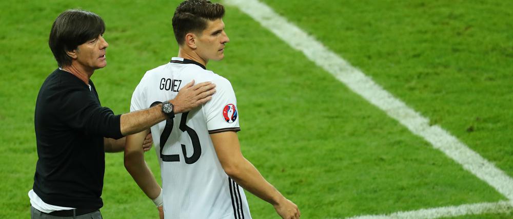 Den kennt er. Joachim Löw mit seinem Stürmer Gomez.