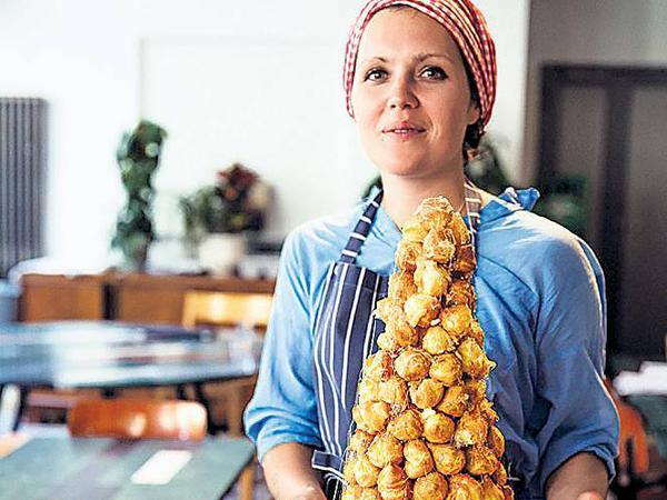 Laura Villanueva Guerra mit ihrem Prunkstück, dem Croquembouche.