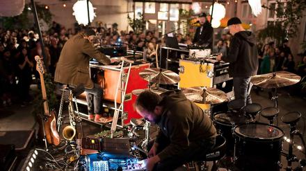 Bon Iver bei der Berliner Albumpräsentation. Justin Vernon (hinten) lässt sich ungern fotografieren.