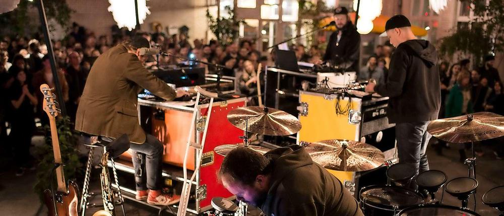 Bon Iver bei der Berliner Albumpräsentation. Justin Vernon (hinten) lässt sich ungern fotografieren.