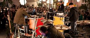 Bon Iver bei der Berliner Albumpräsentation. Justin Vernon (hinten) lässt sich ungern fotografieren.