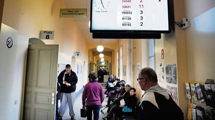 Lange Nummern, lange Schlangen, langes Warten: Alltag in Berliner Bürgerämtern.