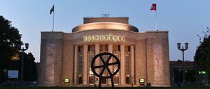 Die Volksbühne am Rosa-Luxemburg-Platz in Berlin-Mitte