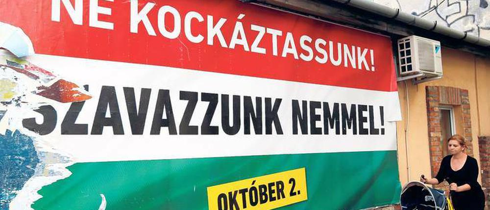 Ungarns Regierung wirbt für ein Nein beim Referendum am Sonntag: „Wir sollten kein Risiko eingehen", steht auf dem Plakat.