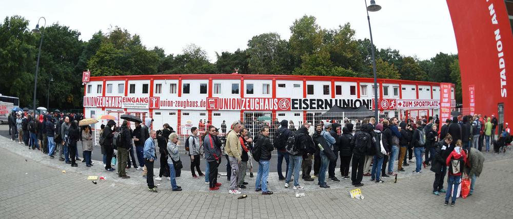 Fans des 1. FC Union stehen am Stadion An der Alten Försterei für Karten für das DFB-Pokalspiel bei Borussia Dortmund Ende Oktober an.