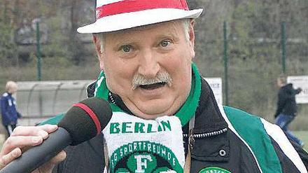 Ronny Rothé singt und spricht gleichzeitig.