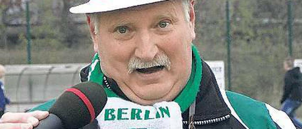 Ronny Rothé singt und spricht gleichzeitig.