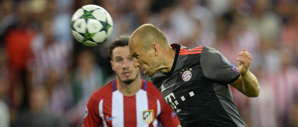 Münchens Arjen Robben beim Kopfball.