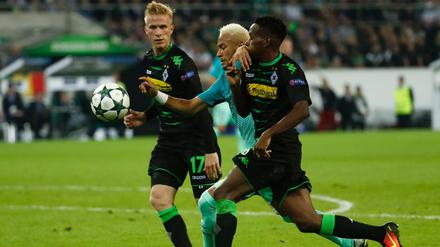Barcelonas Neymar (M.) gegen Ibrahima Traore (r.) und Oscar Wendt.