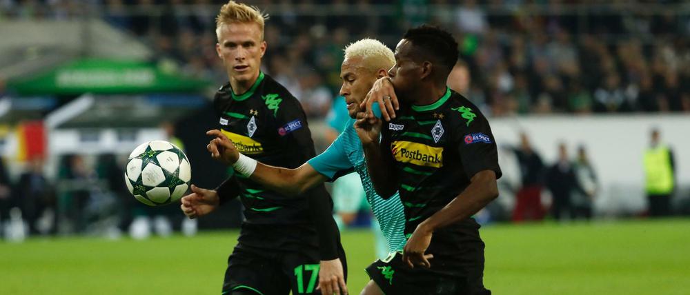 Barcelonas Neymar (M.) gegen Ibrahima Traore (r.) und Oscar Wendt.