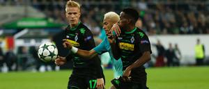 Barcelonas Neymar (M.) gegen Ibrahima Traore (r.) und Oscar Wendt.