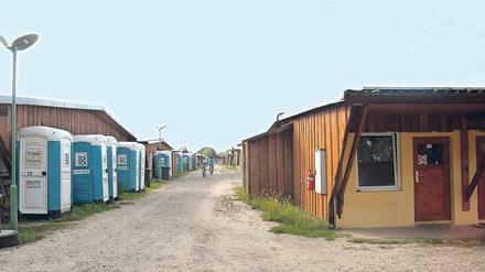 Ein Spreewaldbauer hat Unterkünfte für Saisonarbeiter zu einem Flüchtlingscamp umgewandelt. Die Lebensverhältnisse werden kritisiert. Doch die Bewohner scheinen zufrieden zu sein. 
