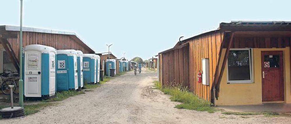 Ein Spreewaldbauer hat Unterkünfte für Saisonarbeiter zu einem Flüchtlingscamp umgewandelt. Die Lebensverhältnisse werden kritisiert. Doch die Bewohner scheinen zufrieden zu sein.