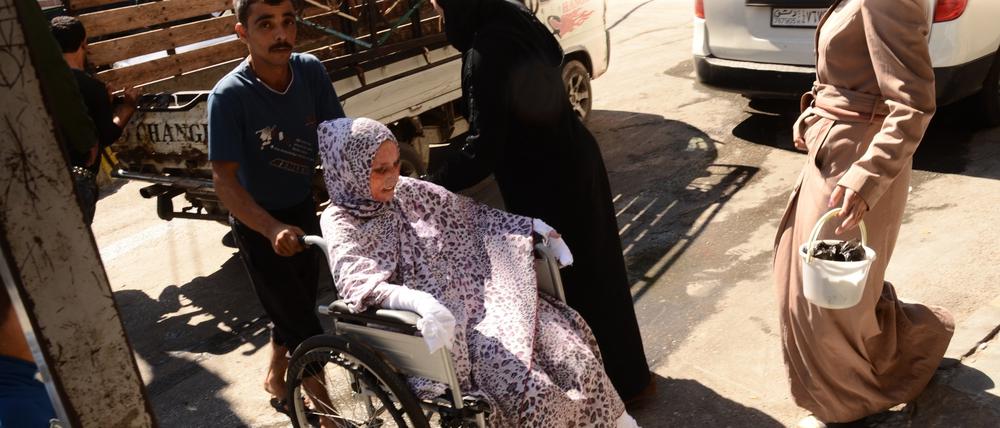 Auf den Rollstuhl angewiesen. Durch einen Luftangriff in Aleppo ist diese Frau verletzt worden.