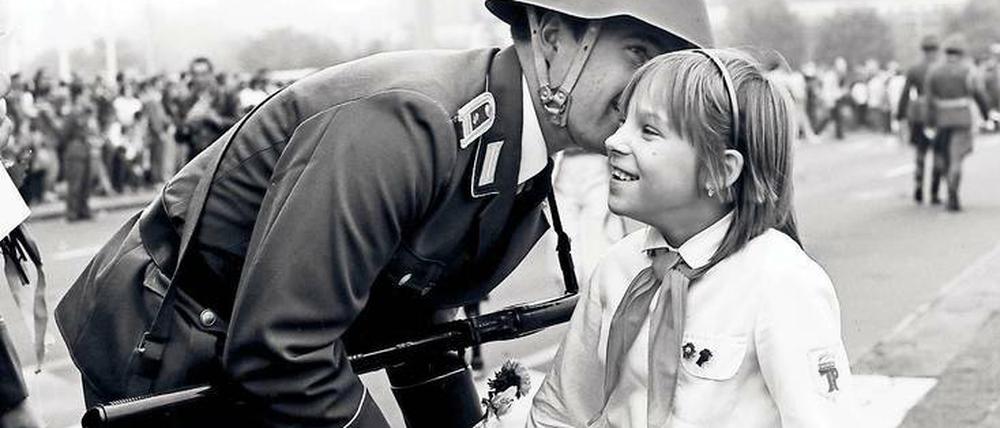 In der DDR-Propaganda wurden sie als „Friedenssoldaten“ präsentiert. An der Mauer mussten sie den Schießbefehl befolgen. Eine neue WDR-Reihe erzählt Geschichte in fiktionaler Form über die inneren Konflikte der Menschen in jener Zeit. 