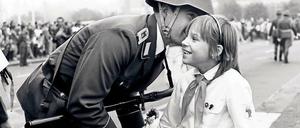 In der DDR-Propaganda wurden sie als „Friedenssoldaten“ präsentiert. An der Mauer mussten sie den Schießbefehl befolgen. Eine neue WDR-Reihe erzählt Geschichte in fiktionaler Form über die inneren Konflikte der Menschen in jener Zeit. 