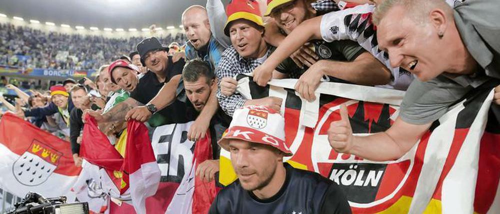 Ein Käfig voller Jecken. Lukas Podolski wird von den Kölner Anhängern immer noch verehrt.