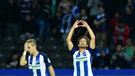 Valentin Stocker grüßt das Publikum. Gegen Schalke traf der Schweizer zum 2:0.