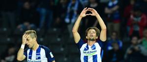 Valentin Stocker grüßt das Publikum. Gegen Schalke traf der Schweizer zum 2:0.