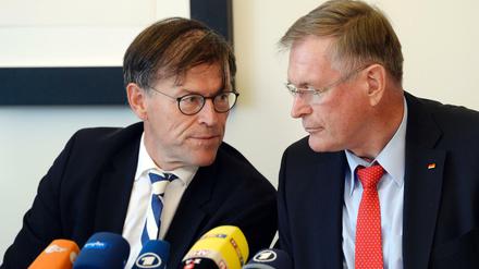 Sachsens Landtagspräsident Matthias Rößler (CDU, l) und Bundestagsvizepräsident Johannes Singhammer (CSU) stellen gemeinsam das Papier "Aufruf zu einer Leit- und Rahmenkultur" vor. 