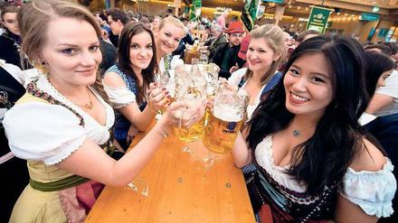 Spaß im Bierzelt. Frauen vergnügen sich auf dem Oktoberfest. 