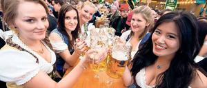 Spaß im Bierzelt. Frauen vergnügen sich auf dem Oktoberfest. 