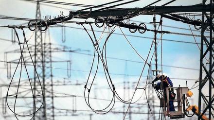 Transport ohne Verlust. Seit Strom mit Kabeln von einem Ort zum nächsten weitergeleitet wird, träumen Ingenieure davon, den dabei auftretenden Energieschwund zu verringern. Die ausgezeichneten Physiker haben diesen Traum etwas realistischer gemacht. 