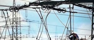 Transport ohne Verlust. Seit Strom mit Kabeln von einem Ort zum nächsten weitergeleitet wird, träumen Ingenieure davon, den dabei auftretenden Energieschwund zu verringern. Die ausgezeichneten Physiker haben diesen Traum etwas realistischer gemacht. 
