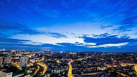 Ein friedlicher Abend in Berlin. Doch in Antonia Michaelis Roman "Die Attentäter" ist es bald vorbei damit. 
