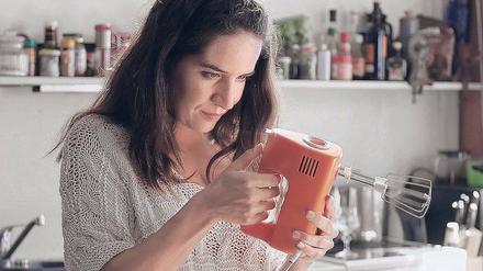 Carmen (Laura Angelina Palacios) bewundert ihr Haushaltsgerät aus DDR-Produktion.