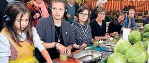 Mittelpunkt von „Stadt Land Food“ ist die Kreuzberger Markthalle IX,. Hier wird gerade die Herstellung von Sauerkraut demonstriert.