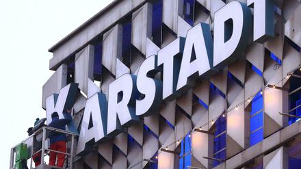 Am Schriftzug des Warenhauses von Karstadt in Magdeburg (Sachsen-Anhalt) wird am 02.12.2013 gearbeitet. An der Spitze des angeschlagenen Warenhauskonzernes soll zum Jahresanfang 2014 ein Wechsel stattfinden. Foto: Jens Wolf/dpa +++(c) dpa - Bildfunk+++