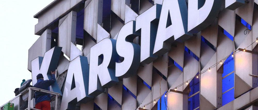 Am Schriftzug des Warenhauses von Karstadt in Magdeburg (Sachsen-Anhalt) wird am 02.12.2013 gearbeitet. An der Spitze des angeschlagenen Warenhauskonzernes soll zum Jahresanfang 2014 ein Wechsel stattfinden. Foto: Jens Wolf/dpa +++(c) dpa - Bildfunk+++