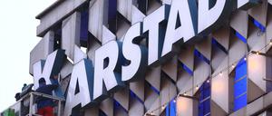 Am Schriftzug des Warenhauses von Karstadt in Magdeburg (Sachsen-Anhalt) wird am 02.12.2013 gearbeitet. An der Spitze des angeschlagenen Warenhauskonzernes soll zum Jahresanfang 2014 ein Wechsel stattfinden. Foto: Jens Wolf/dpa +++(c) dpa - Bildfunk+++
