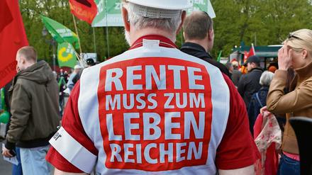 Ein Demonstrant bei einer Gewerkschaftskundgebung in Berlin.